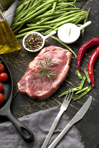 Čerstvé Grilované Maso Grilovaný Hovězí Steak Středně Propečený Dřevěném Prkénku — Stock fotografie