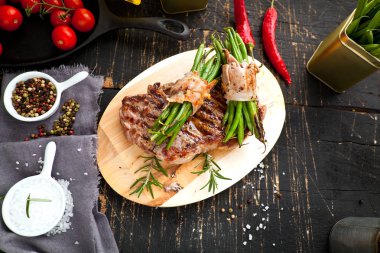 Taze ızgara et. Izgara dana biftek pişmiş ahşap kesme tahtası üzerinde. Üstten Görünüm.