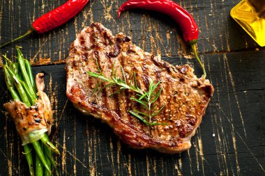 Taze ızgara et. Izgara dana biftek pişmiş ahşap kesme tahtası üzerinde. Üstten Görünüm.