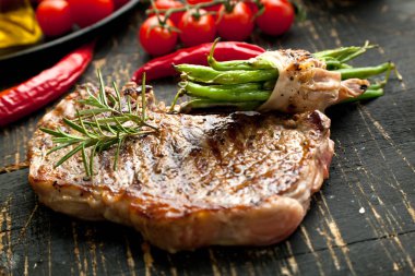 Taze ızgara et. Izgara dana biftek pişmiş ahşap kesme tahtası üzerinde. Üstten Görünüm.