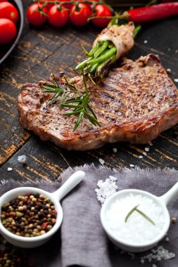 Taze ızgara et. Izgara dana biftek pişmiş ahşap kesme tahtası üzerinde. Üstten Görünüm.