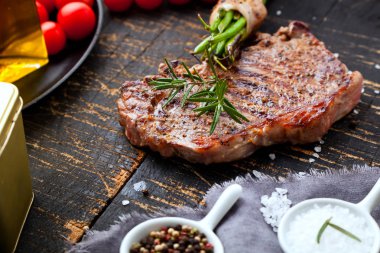 Taze ızgara et. Izgara dana biftek pişmiş ahşap kesme tahtası üzerinde. Üstten Görünüm.