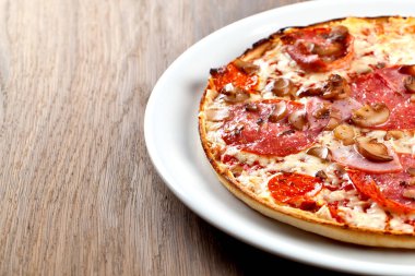 Lezzetli pizza üzerinde ahşap masa, üstten görünüm