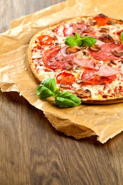 Lezzetli pizza üzerinde ahşap masa, üstten görünüm