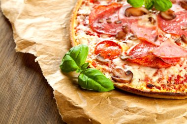 Lezzetli pizza üzerinde ahşap masa, üstten görünüm