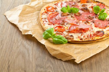 Lezzetli pizza üzerinde ahşap masa, üstten görünüm