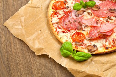 Lezzetli pizza üzerinde ahşap masa, üstten görünüm