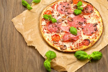 Lezzetli pizza üzerinde ahşap masa, üstten görünüm