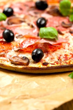 Lezzetli pizza üzerinde ahşap masa, üstten görünüm