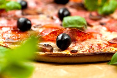 Lezzetli pizza üzerinde ahşap masa, üstten görünüm