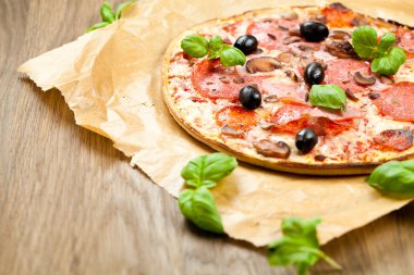 Lezzetli pizza üzerinde ahşap masa, üstten görünüm