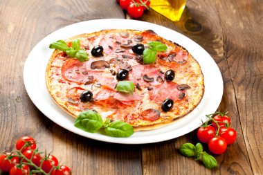 Lezzetli pizza üzerinde ahşap masa, üstten görünüm