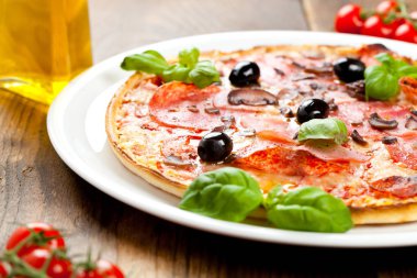 Lezzetli pizza üzerinde ahşap masa, üstten görünüm