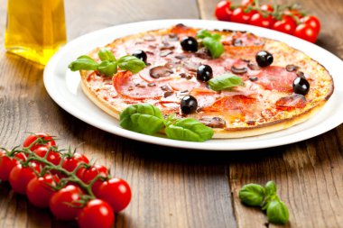 Lezzetli pizza üzerinde ahşap masa, üstten görünüm