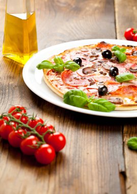 Lezzetli pizza üzerinde ahşap masa, üstten görünüm