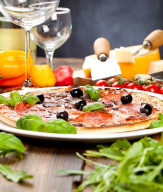 Lezzetli pizza üzerinde ahşap masa, üstten görünüm