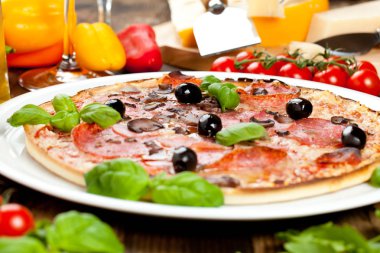 Lezzetli pizza üzerinde ahşap masa, üstten görünüm