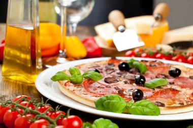 Lezzetli pizza üzerinde ahşap masa, üstten görünüm