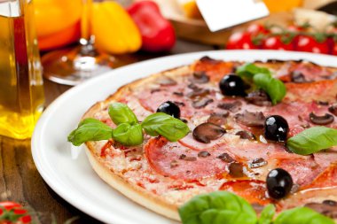 Lezzetli pizza üzerinde ahşap masa, üstten görünüm