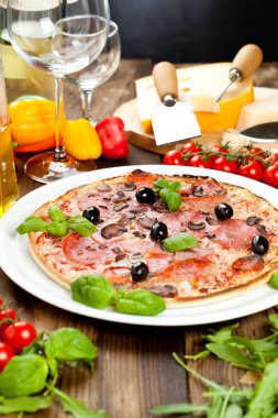 Lezzetli pizza üzerinde ahşap masa, üstten görünüm