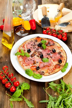 Lezzetli pizza üzerinde ahşap masa, üstten görünüm