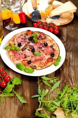 Lezzetli pizza üzerinde ahşap masa, üstten görünüm