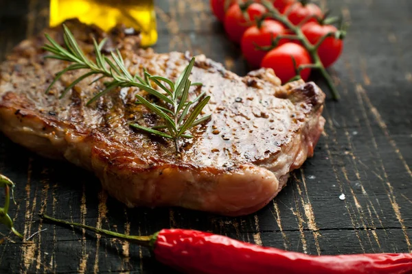 Čerstvé Grilované Maso Grilovaný Hovězí Steak Středně Propečený Dřevěném Prkénku — Stock fotografie