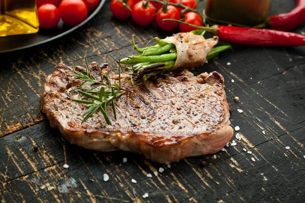 Färsk Grillad Kött Grillad Biff Medium Sällsynt Trä Skärbräda Ovanifrån — Stockfoto