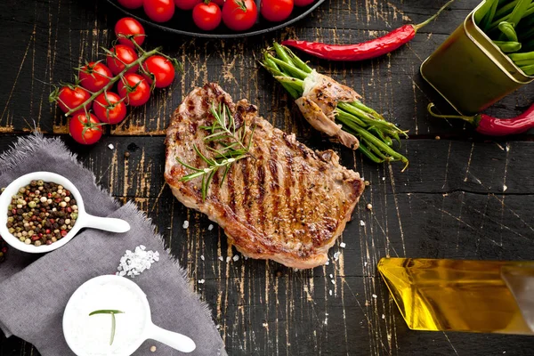 Čerstvé Grilované Maso Grilovaný Hovězí Steak Středně Propečený Dřevěném Prkénku — Stock fotografie