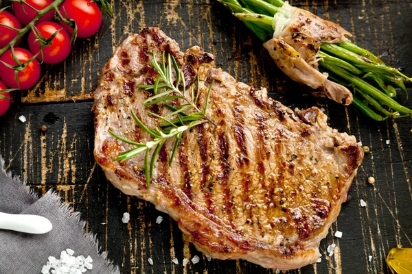 Čerstvé Grilované Maso Grilovaný Hovězí Steak Středně Propečený Dřevěném Prkénku — Stock fotografie