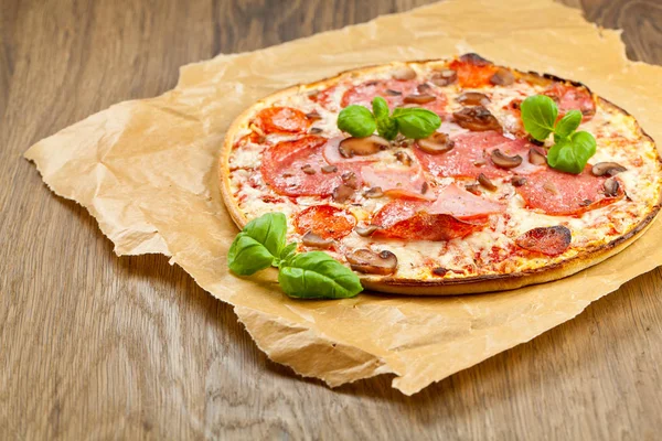 Lezzetli pizza üzerinde ahşap masa, üstten görünüm