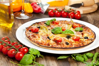 Lezzetli pizza üzerinde ahşap masa, üstten görünüm