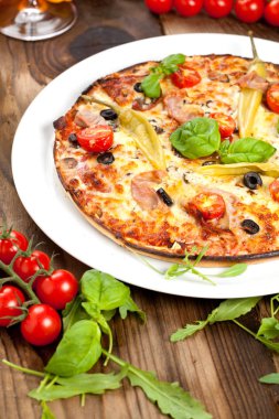 Lezzetli pizza üzerinde ahşap masa, üstten görünüm
