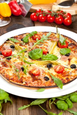 Lezzetli pizza üzerinde ahşap masa, üstten görünüm