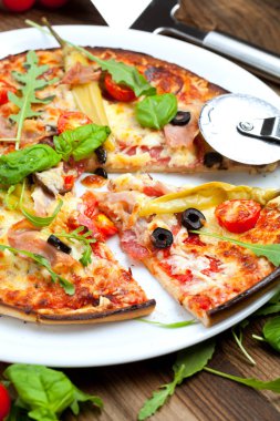 Lezzetli pizza üzerinde ahşap masa, üstten görünüm