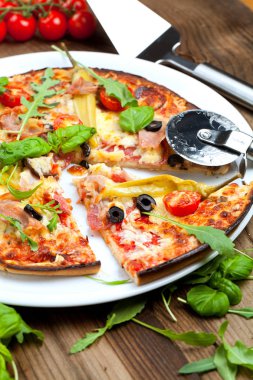 Lezzetli pizza üzerinde ahşap masa, üstten görünüm