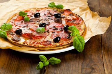 Lezzetli pizza üzerinde ahşap masa, üstten görünüm