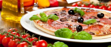 Lezzetli pizza üzerinde ahşap masa, üstten görünüm