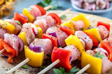 Sebze ve et masanın üzerinde ızgara şiş 