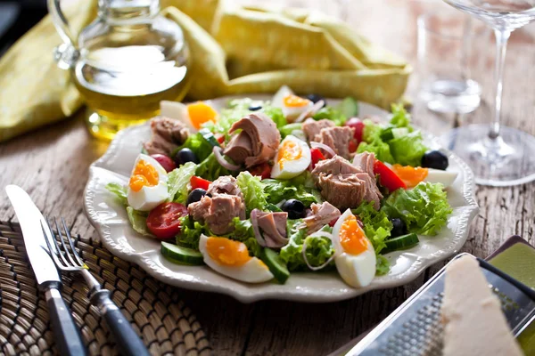 Tonijnsalade Met Sla Eieren Tomaten — Stockfoto