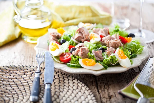 Tonijnsalade Met Sla Eieren Tomaten — Stockfoto