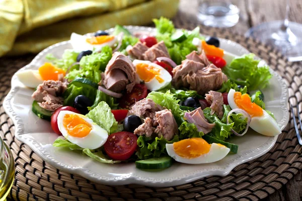 Tonijnsalade Met Sla Eieren Tomaten — Stockfoto