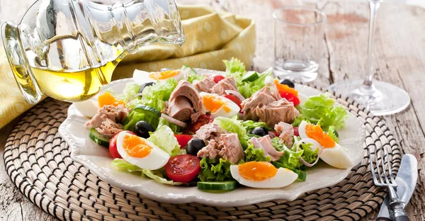 Tonijnsalade Met Sla Eieren Tomaten — Stockfoto