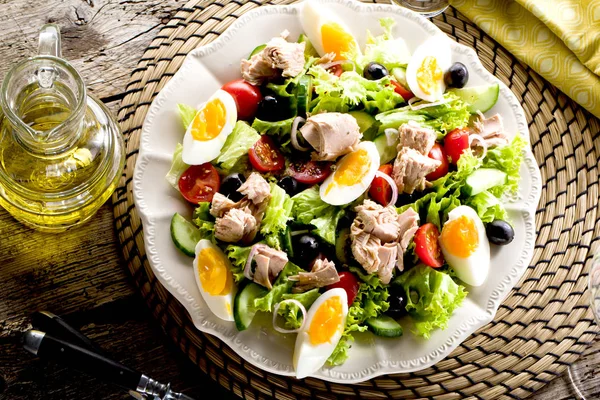 Tonijnsalade Met Sla Eieren Tomaten — Stockfoto