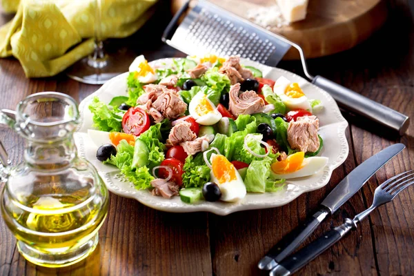 Tonijnsalade Met Sla Eieren Tomaten — Stockfoto