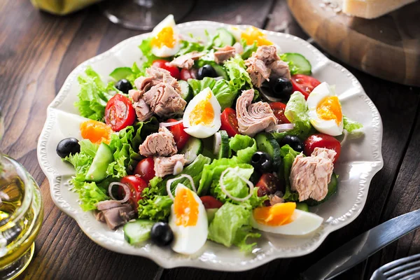 Tuna Salad Lettuce Eggs Tomatoes — Stock Photo, Image