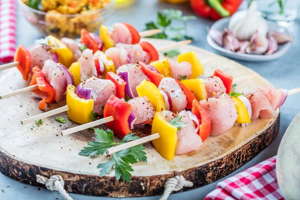 Brochetas Parrilla Verduras Carne Sobre Mesa —  Fotos de Stock