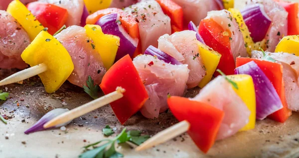 Gegrilde Brochettes Van Groenten Vlees Tafel — Stockfoto