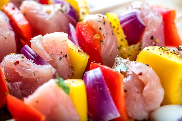 Gegrilde Brochettes Van Groenten Vlees Tafel — Stockfoto