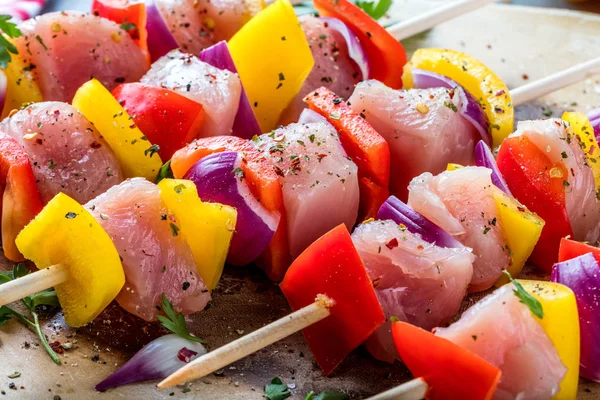 Brochetas Parrilla Verduras Carne Sobre Mesa —  Fotos de Stock